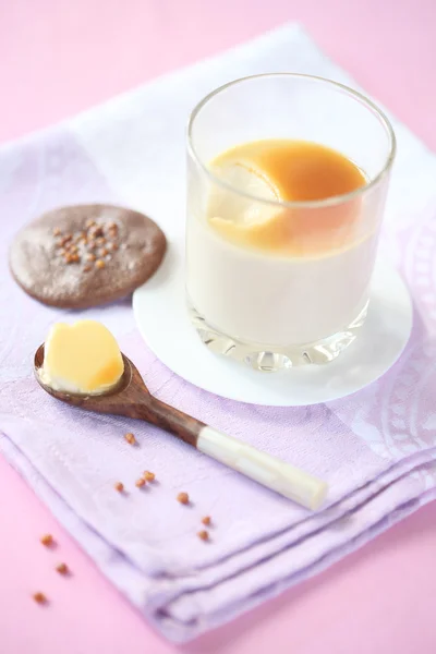 Vanilková panna cotta s karamelovou omáčkou — Stock fotografie