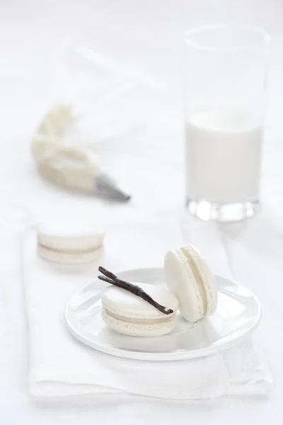 Vanilková macarons na bílém pozadí — Stock fotografie