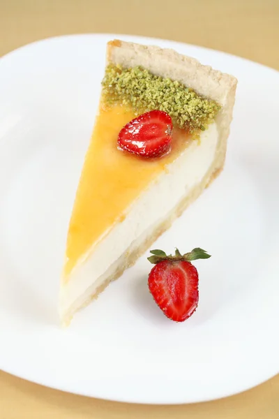 Stuk van vanille cheesecake met aardbeien — Stockfoto