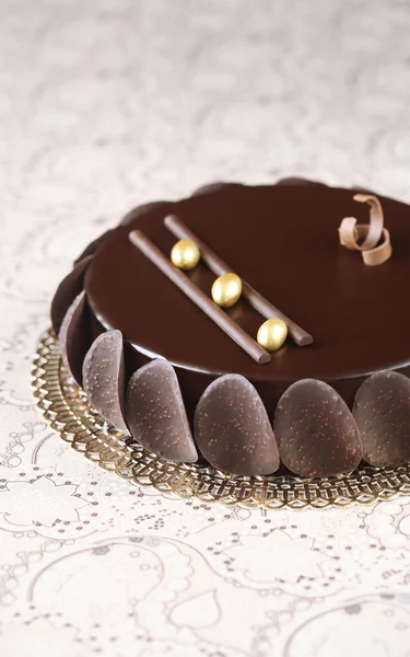 在明亮的背景上的巧克力的釉面的慕斯蛋糕 — 图库照片