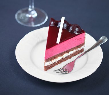 berry çikolatalı mousse kek parçası