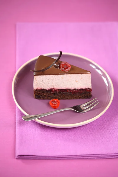 Stuk van cherry chocolademousse taart — Stockfoto