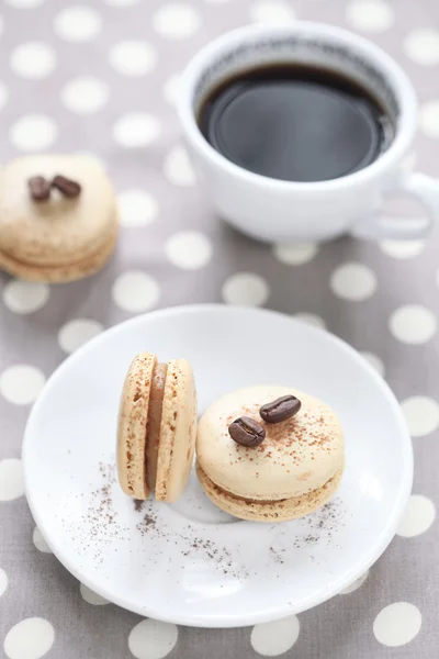 Macarons caffè con una tazza di caffè — Foto Stock