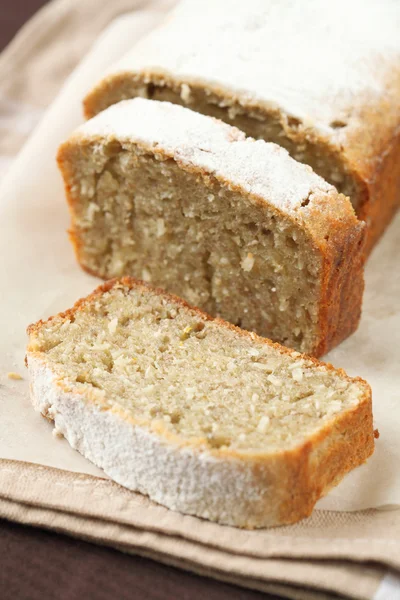 Bolo de banana em um papel de cozinha — Fotografia de Stock