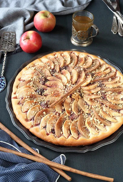 Torta de maçã grande em uma chapa de prata — Fotografia de Stock