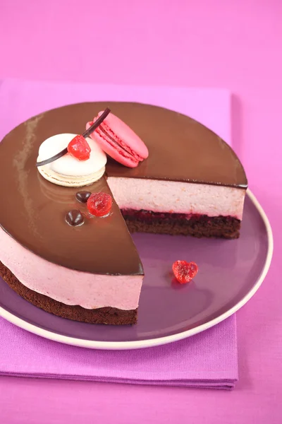 Schokolade Kirsch-Mousse-Kuchen mit Macarons — Stockfoto