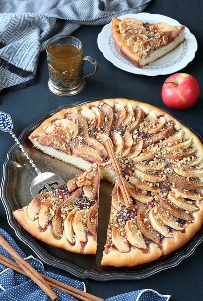 Torta de maçã grande em uma chapa de prata — Fotografia de Stock