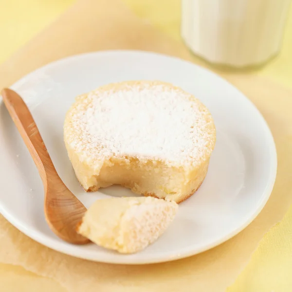 Gebrochene süße Zuckermilchkuchen auf einem weißen Teller — Stockfoto