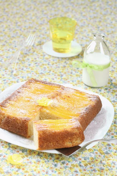 Mango vzhůru dolů dort na bílé plotně — Stock fotografie