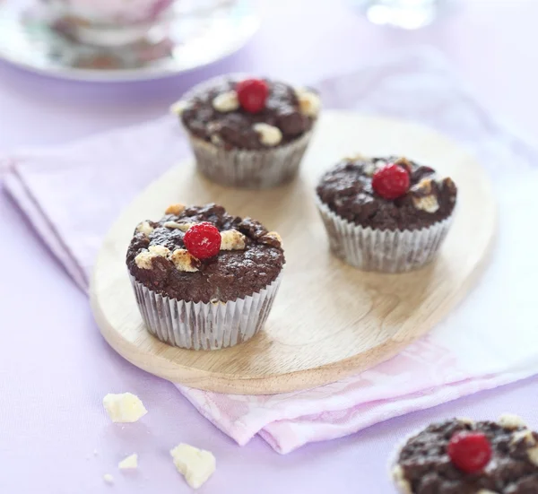 Muffins de chocolate com chips de chocolate branco e framboesas — Fotografia de Stock