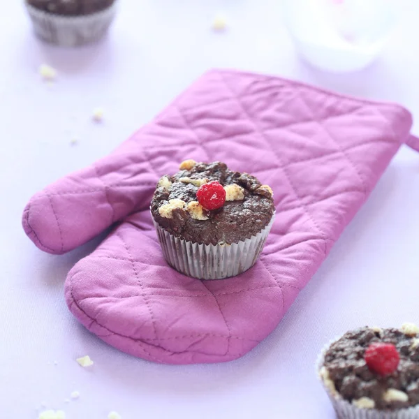 Chocolate Muffins with White Chocolate Chips and Raspberries — Stock Photo, Image