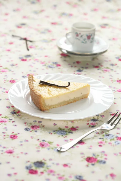 Bir beyaz tabakta vanilyalı tart — Stok fotoğraf