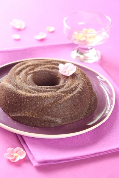 보라색 접시에 구운된 초콜릿 푸딩 — 스톡 사진