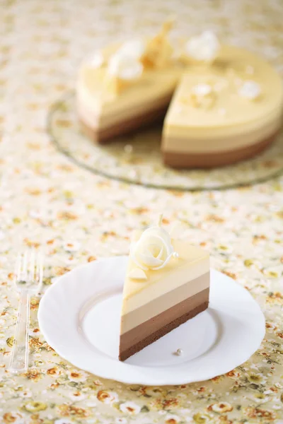 Stück von drei Schokoladenmoussekuchen — Stockfoto