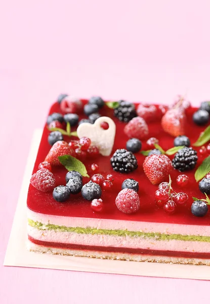 Flera lager berry och pistasch mousse tårta — Stockfoto