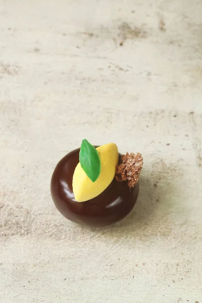 Kortárs Csokoládé Mousse Kupola Torták Borított Csokoládé Tükör Mázzal Sárga — Stock Fotó