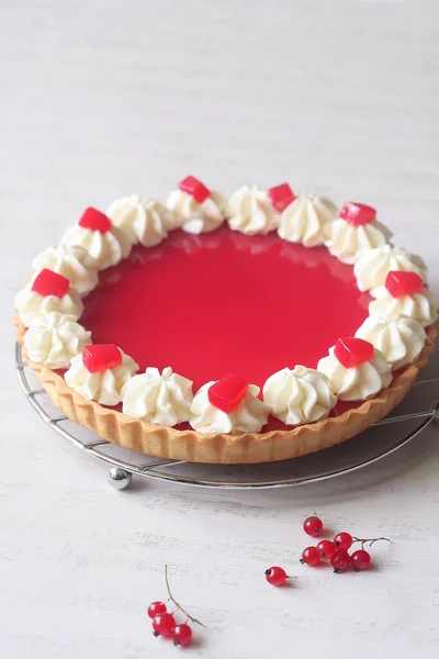 Red Currant Tart Met Cream Cheese Versierd Met Gelei Blokjes — Stockfoto