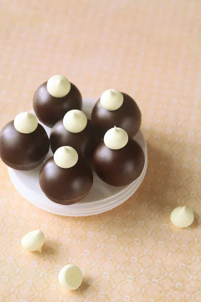 Csokoládé Mázas Torta Pops Bot Nélkül Világossárga Alapon — Stock Fotó