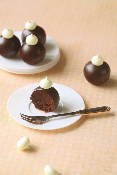 Csokoládé Mázas Torta Pops Bot Nélkül Világossárga Alapon — Stock Fotó