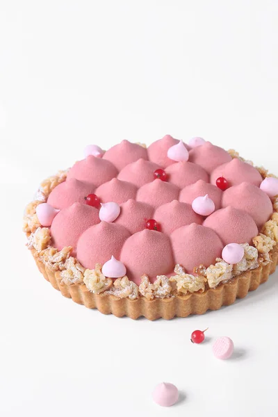 Hedendaagse Red Currant Coconut Mousse Tart Bedekt Met Robijn Chocolade — Stockfoto