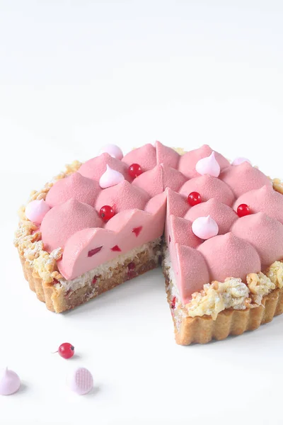 Hedendaagse Red Currant Coconut Mousse Tart Bedekt Met Robijn Chocolade — Stockfoto