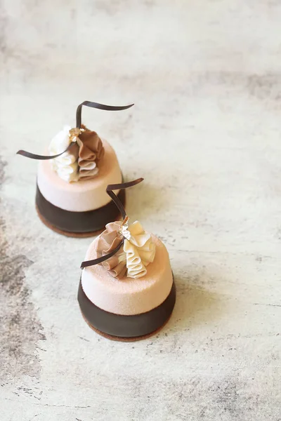 Café Contemporâneo Chocolate Mini Mousse Bolos Mergulhado Chocolate Decorado Com — Fotografia de Stock