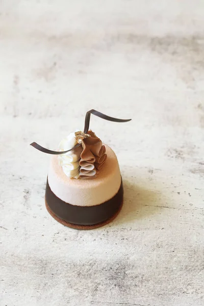 Café Contemporáneo Chocolate Mini Mousse Cakes Sumergido Chocolate Adornado Con —  Fotos de Stock