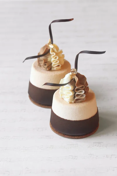 Hedendaagse Koffie Chocolade Mini Mousse Cakes Ondergedompeld Chocolade Versierd Met Rechtenvrije Stockfoto's