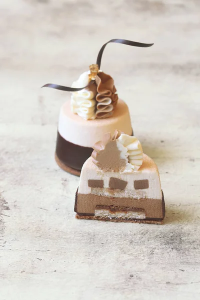 초콜릿 케이크 Mini Mousse Cakes 초콜릿에 담갔다가 배경으로 휘저은 초콜릿 로열티 프리 스톡 이미지