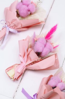 Beyaz ahşap arka planda, Pembe Kurumuş Çiçekler Buketi.