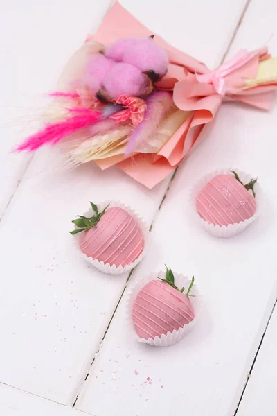 Roze Chocolade Gedompeld Aardbeien Roze Gedroogde Bloemen Boeket Witte Houten — Stockfoto