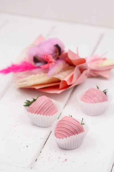 Pink Chocolate Dipped Strawberries Pink Dried Flowers Bouquet White Wooden — Stock Photo, Image