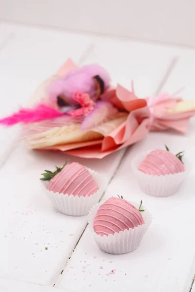 Roze Chocolade Gedompeld Aardbeien Roze Gedroogde Bloemen Boeket Witte Houten Stockafbeelding