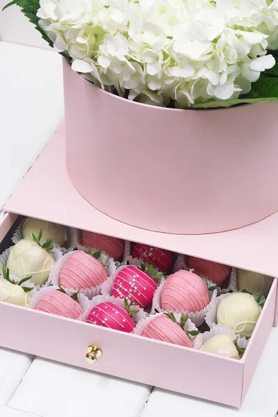 Roze Geschenk Bloemendoos Met Aardbeien Chocolade Witte Houten Ondergrond Stockfoto