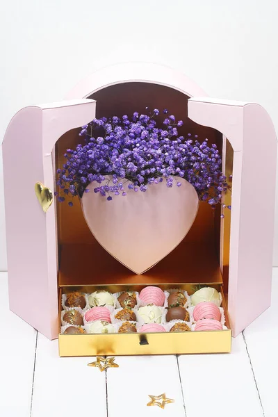 Roze Geschenk Bloemendoos Met Aardbeien Chocolade Witte Houten Ondergrond Stockfoto