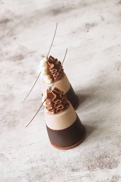 Double Chocolate Mini Mousse Cakes Gedoopt Chocolade Versierd Met Slagroom Stockafbeelding