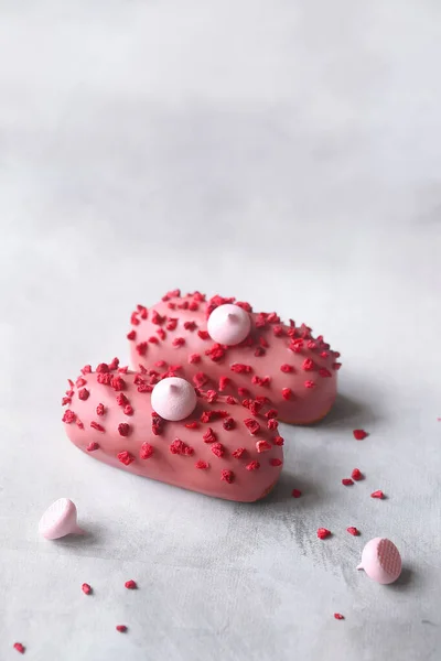 Pink Eclair Raspberry Cream Filling Covered Pink Chocolate Sprinkled Freeze Стоковое Изображение