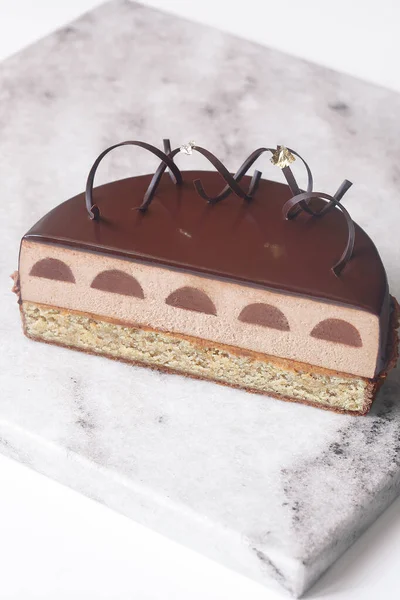 Gâteau Mousse Pralinée Chocolat Contemporain Recouvert Glaçure Miroir Chocolat Orné — Photo