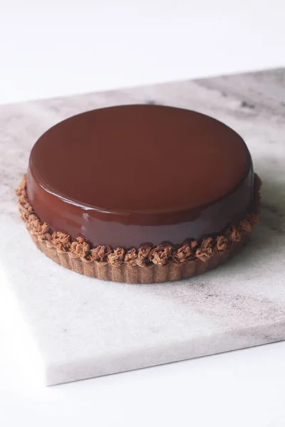 Hedendaagse Chocolade Praline Mousse Cake Bedekt Met Chocolade Spiegel Glazuur Rechtenvrije Stockfoto's