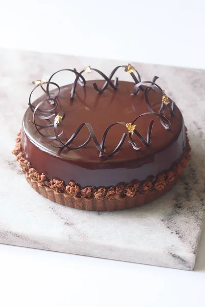 Hedendaagse Chocolade Praline Mousse Cake Bedekt Met Chocolade Spiegel Glazuur Stockfoto