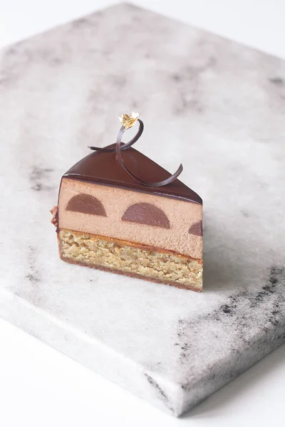 Hedendaagse Chocolade Praline Mousse Cake Bedekt Met Chocolade Spiegel Glazuur Rechtenvrije Stockafbeeldingen