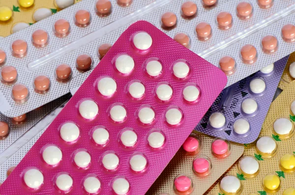 Красочные оральные противозачаточные таблетки. — стоковое фото