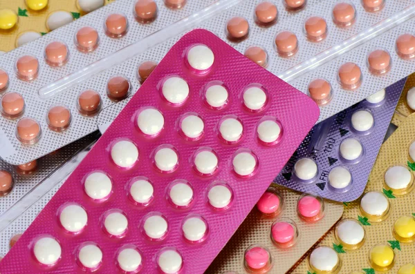Renkli oral doğum kontrol hapı..