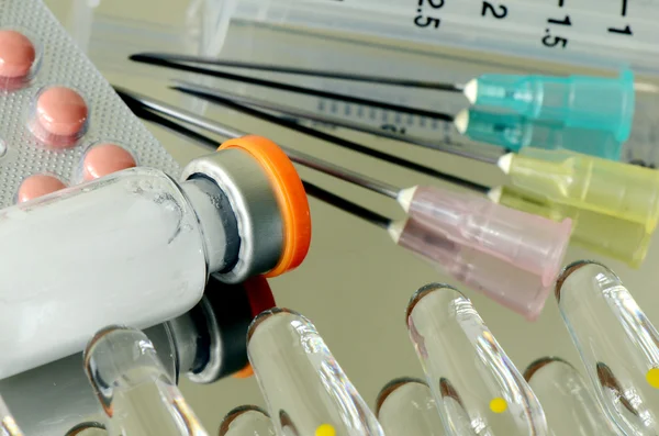 oral ilaçlar, ilaç enjeksiyonu ve enjeksiyon aygıtları.