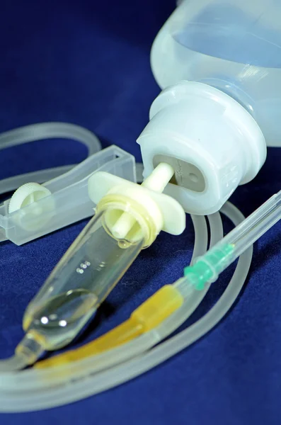 Dispositivos médicos e solução intravenosa para medicina de emergência . — Fotografia de Stock