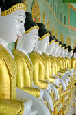 socha Buddhy v barmských stylu.