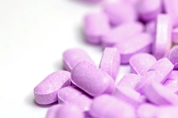 Διάφορα χρώματα χάπια βιταμίνης c (ασκορβικό οξύ) στην αγορά. βιταμίνη c δισκία χρήση τώρα σε έννοια των αντι-οξειδωτικών πρόληψη περισσότερο από κοινή μπουμπούνας ή σκορβούτο. — Φωτογραφία Αρχείου