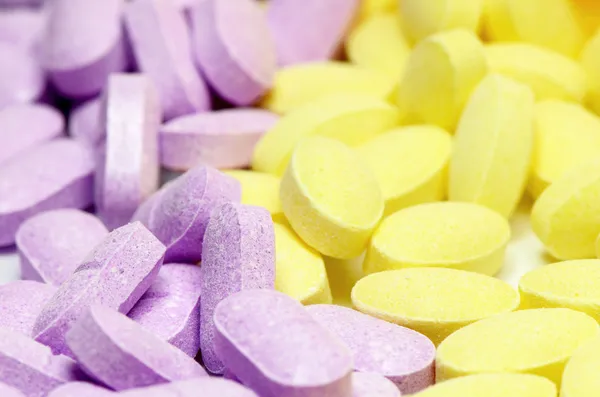 Verschiedene Farben von Vitamin-C-Pillen (Ascorbinsäure) auf dem Markt. Vitamin-C-Tabletten jetzt in antioxidativen Konzept mehr als verhindern gemeinsame Scholle oder Skorbut. — Stockfoto