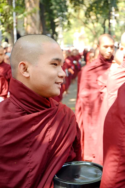 Novices bouddhistes à Amarapura, Myanmar . — Photo