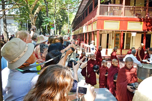 阿马拉布拉，缅甸的佛教新手. — 图库照片